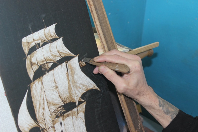 Заключенный Шаргопа освоил древнюю технику выцарапывания рисунков