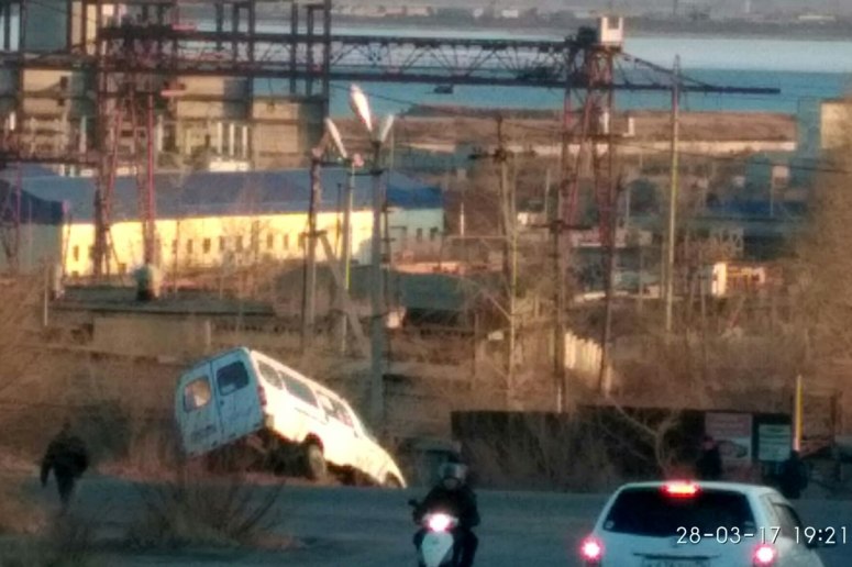 В соцсетях рассказали о съехавшей на ГРЭСе в кювет маршрутке