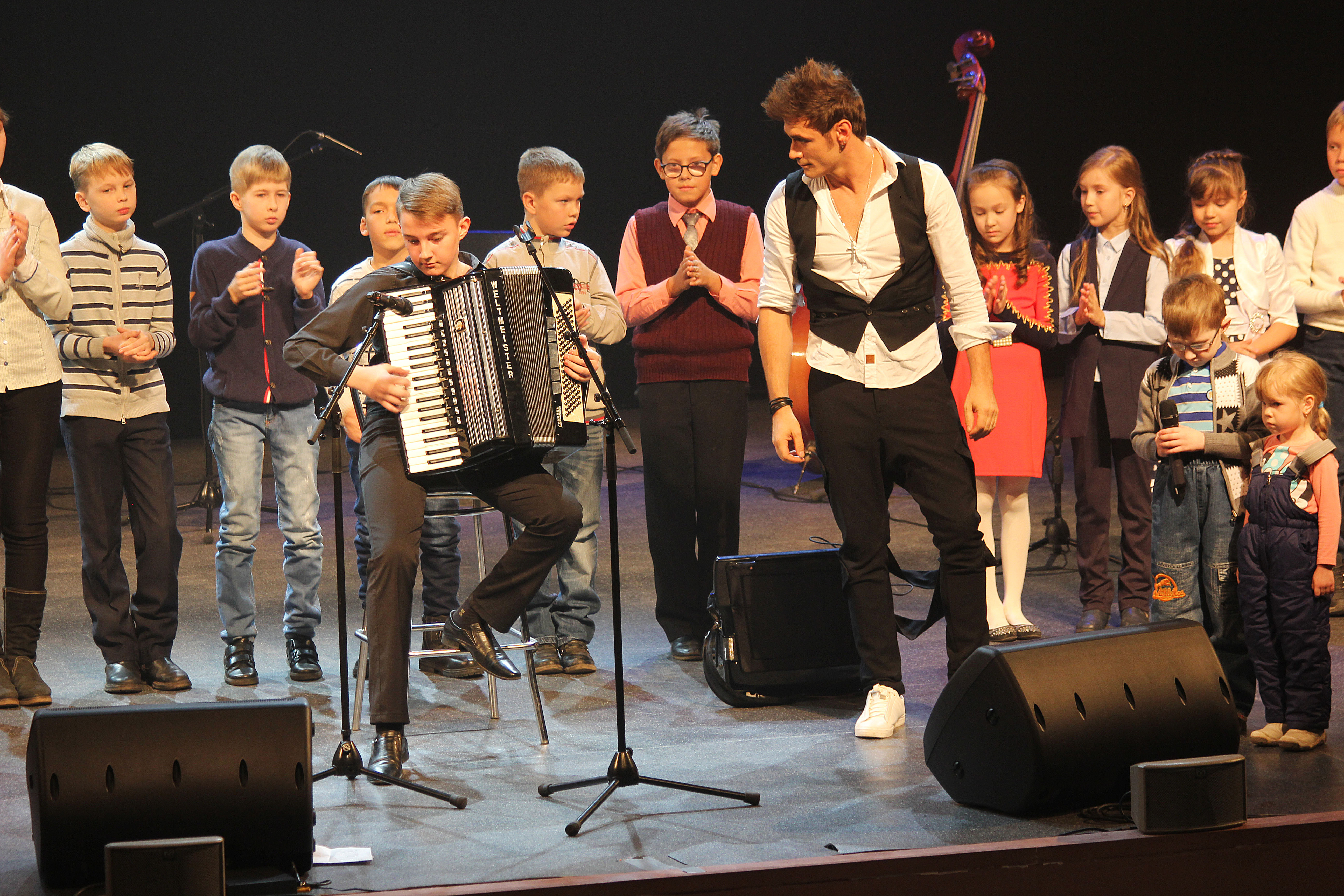 Школьники из Читы выступили на одной сцене с Петром Дрангой