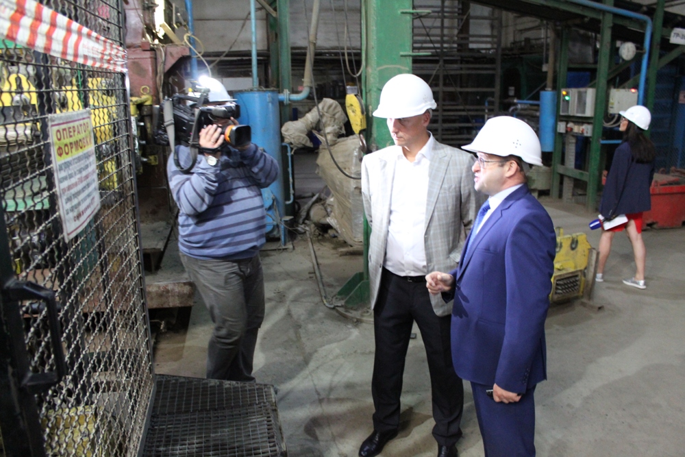Лидер «Партии Дела» Константин Бабкин оценил на «отлично» читинский керамический завод