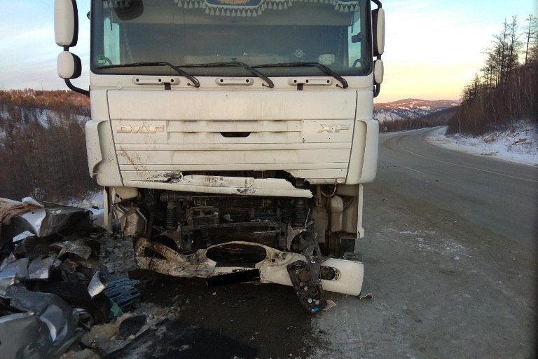 Водитель Renault пострадал в ДТП с фурой на «встречке» в Забайкалье