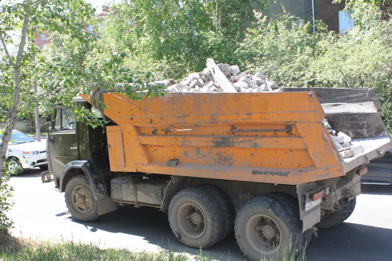 С 20-летней свалки в Чите вывезли 16 КамАЗов мусора