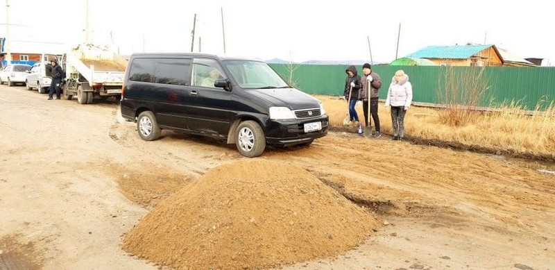 Жители посёлка в Чите сами засыпали 4-метровую яму на дороге