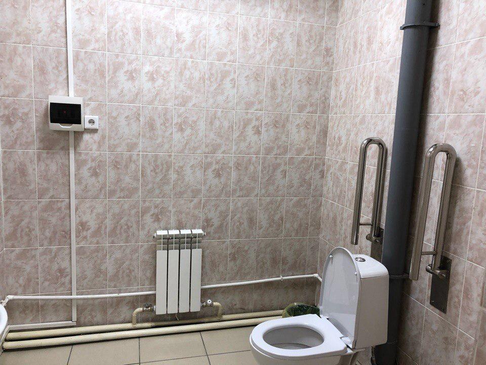 Судно, весло, старые УАЗы и туалет