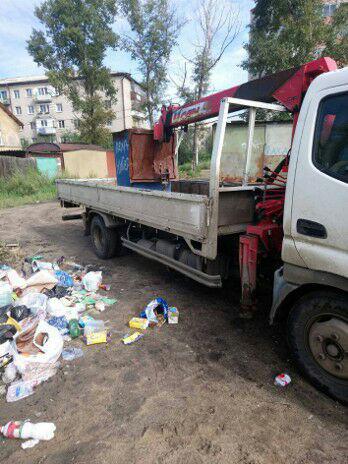Коммунальщики забрали баки из-за долгов УК, вывалив мусор на землю возле домов в Чите