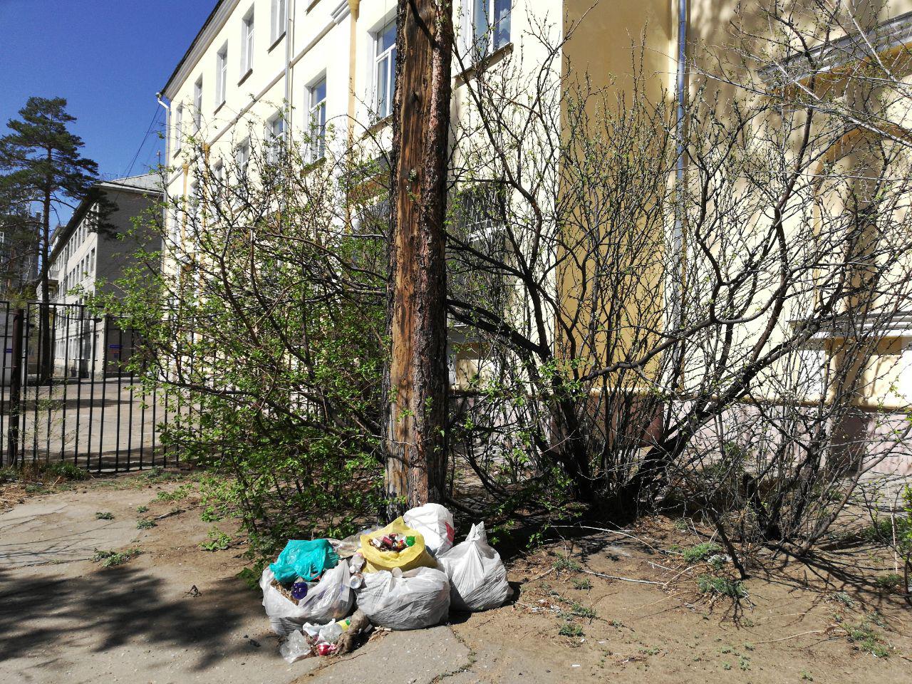 Читинцы пожаловались на неубранные ко Дню Победы пакеты с мусором в центре города