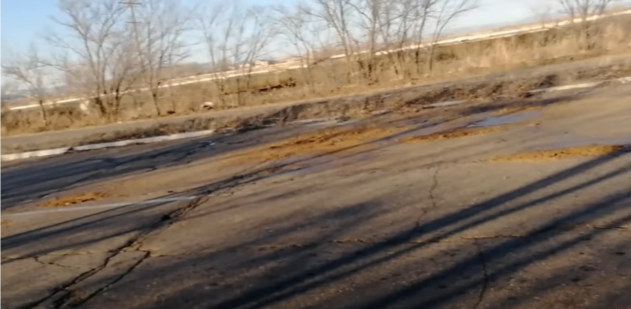 Дорогу в Краснокаменске «отремонтировали» водой и песком
