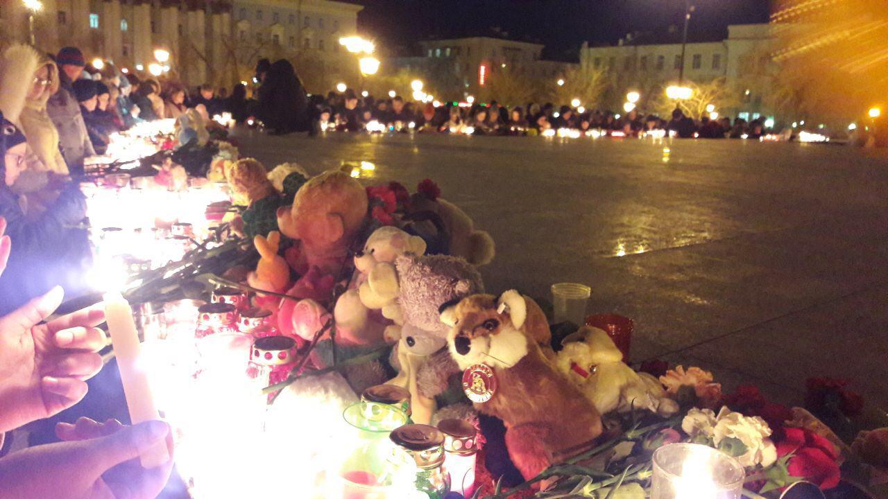 Минутой молчания завершилась акция памяти жертв кемеровской трагедии в Чите