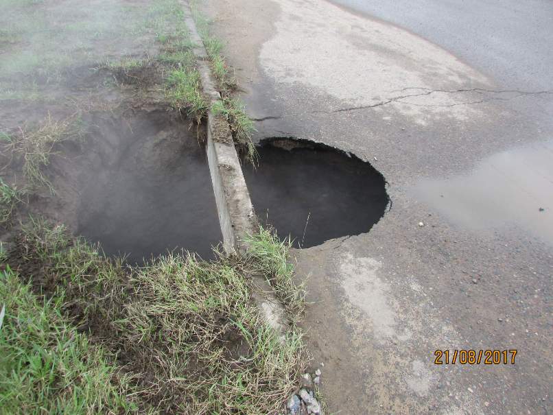 Глубокую яму размыло на дороге в мкр. Девичья сопка в Чите – очевидец