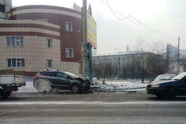 Водитель пострадал при столкновении Lada XRAY и Ford Kuga в Чите