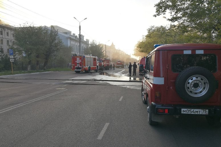 Здание Забайкальского краевого суда горит в Чите