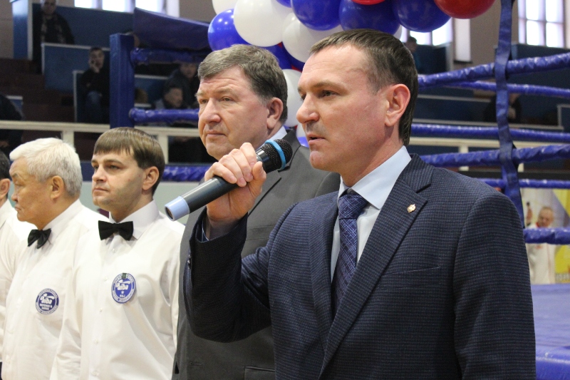 Спикер Лиханов и замминистра Ломаев открыли первенство СФО по боксу