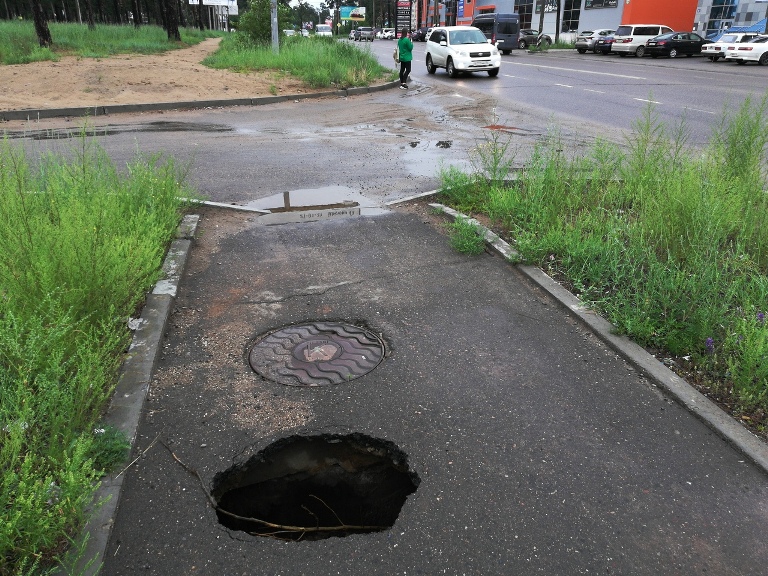 Асфальт провалился на тротуаре перед перекрестком Шилова-Коханского в Чите