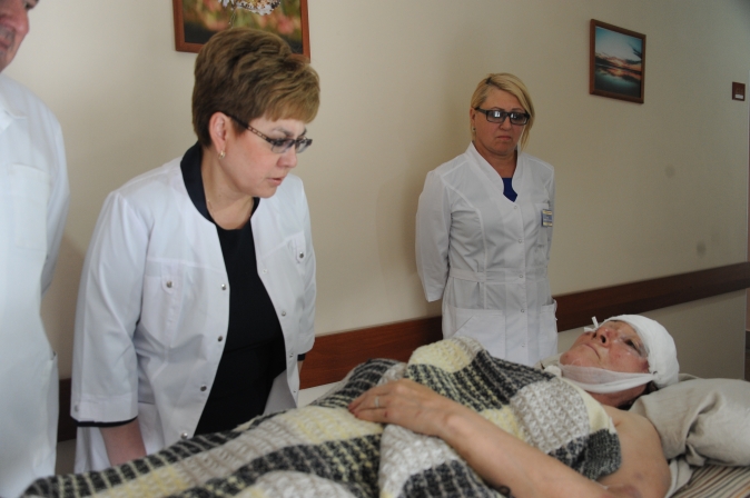 Жданова в больнице навестила пострадавших в ДТП