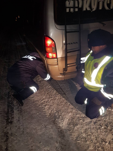 Сотрудники ДПС спасли семью иркутян от обморожения в Хилокском районе