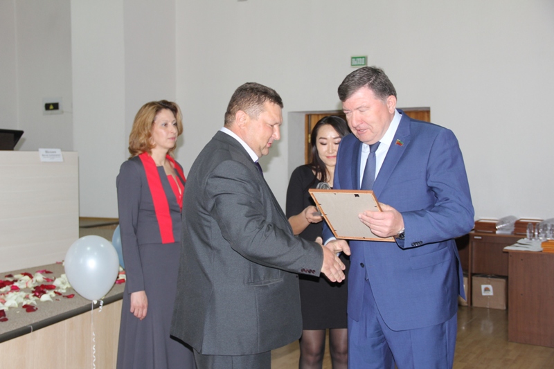 Спикер Лиханов получил именную стелу «Благодарность за спасённые жизни»