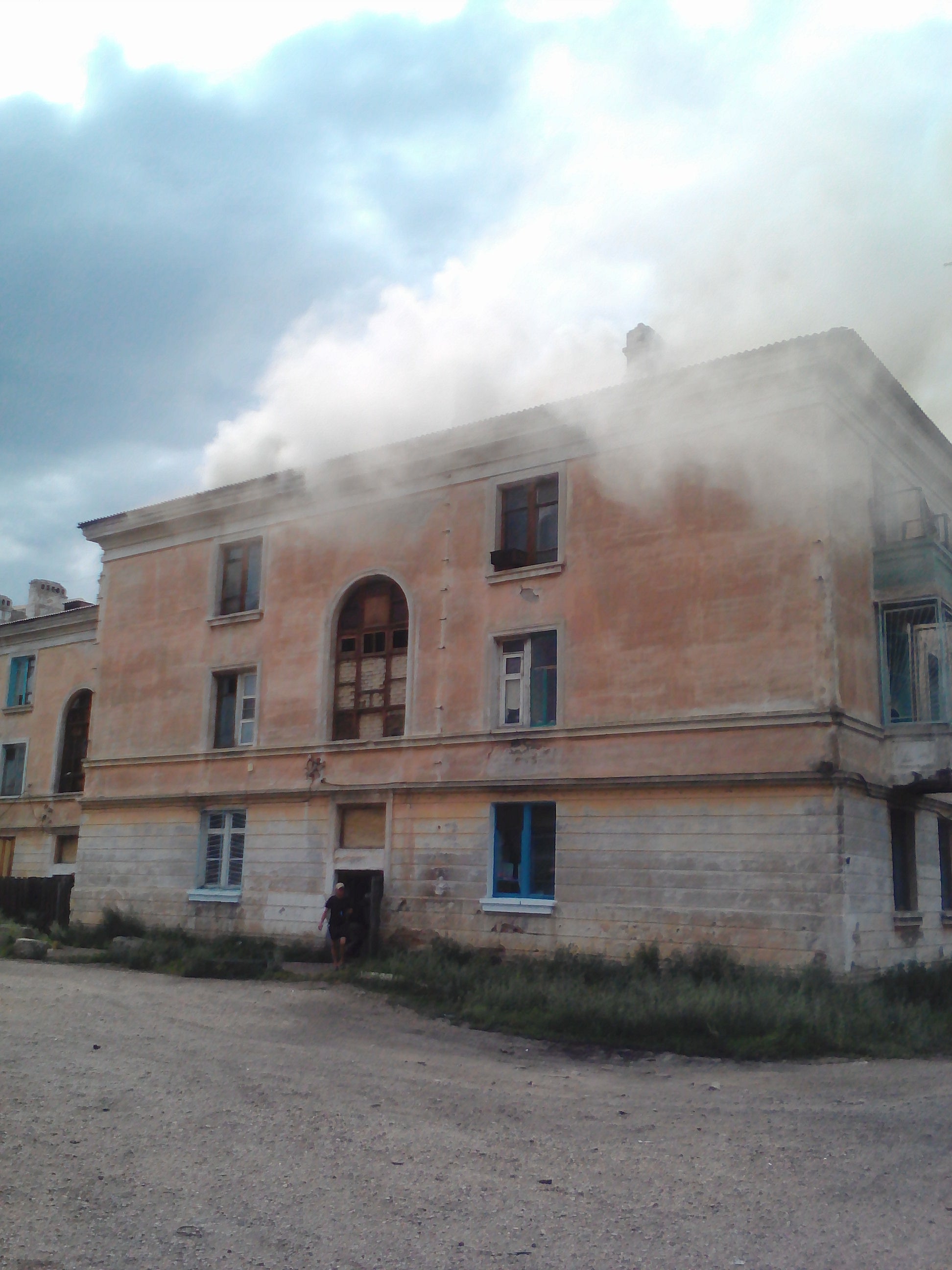 Пожар произошел в трехэтажке в Чите