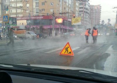 Улицу Бутина в Чите залило водой из канализации