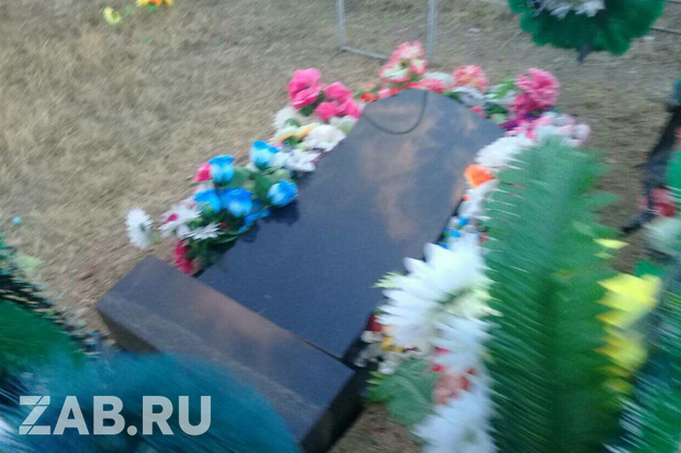 За повредивших могилы в Урульге школьников ответят их родители