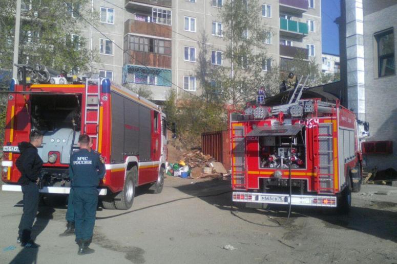 Пожарные потушили склад в посёлке Каштак