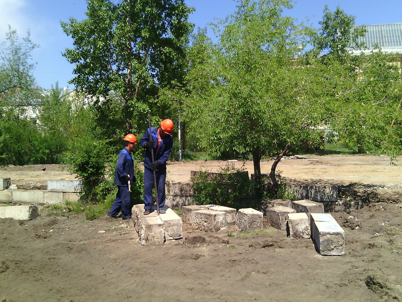 Стену из могильных плит почти демонтировали на пл. Декабристов в Чите