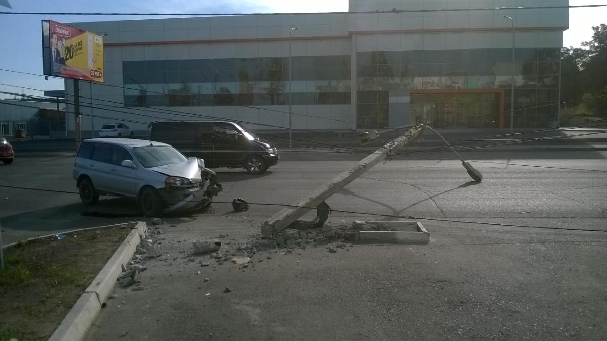 Автомобиль врезался в столб около здания на Шилова