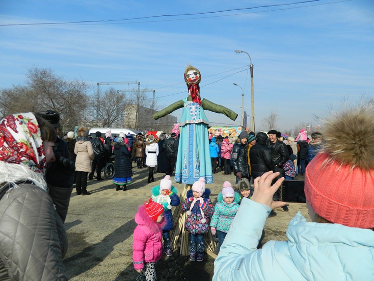 Масленицу отпраздновали на площади перед цирком Шапито