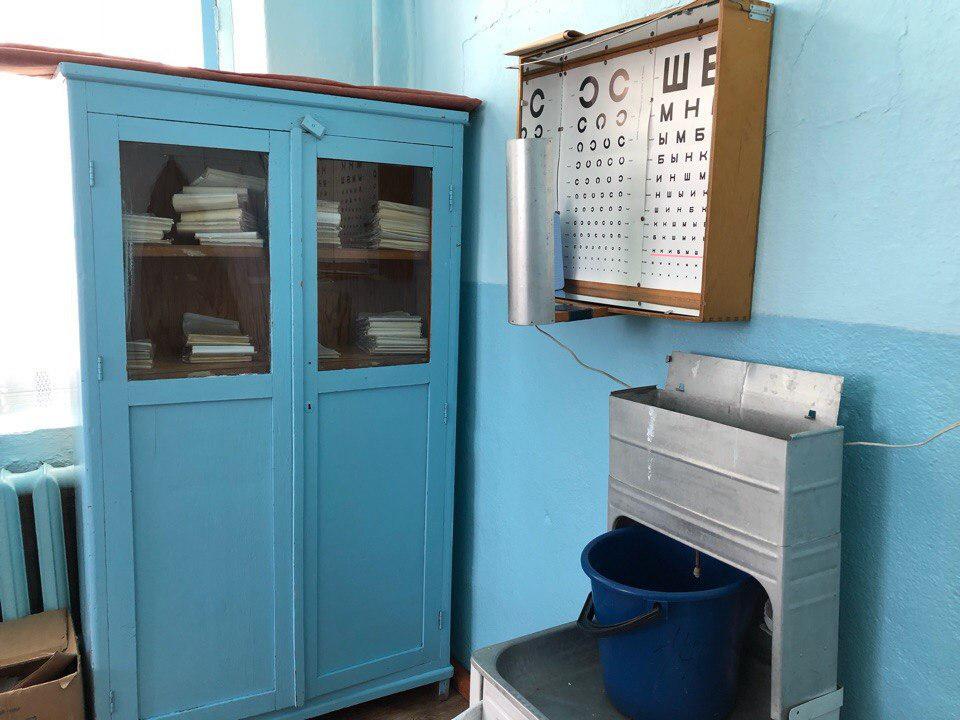 Судно, весло, старые УАЗы и туалет