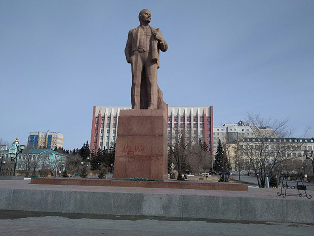 Неизвестный 16 марта оставил на памятнике Ленину в Чите надпись «Ильич встай»