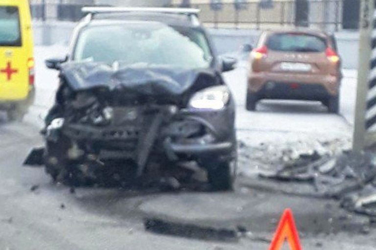 Водитель пострадал при столкновении Lada XRAY и Ford Kuga в Чите