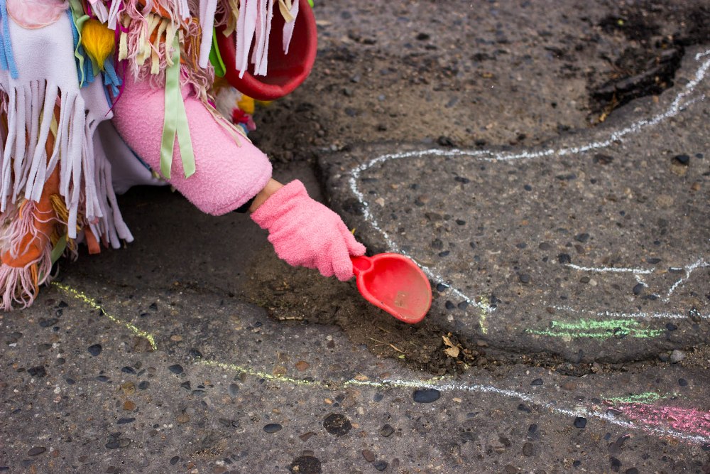 Дети обрисовали мелками ямы около театра кукол в Чите