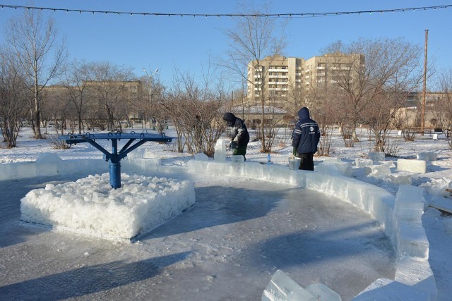 Вандалы сломали фигурки собак в Ледовом городке в Краснокаменске
