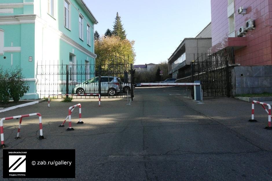 Шлагбаумы у правительства края поставили из-за «хаотично припаркованных» авто горожан