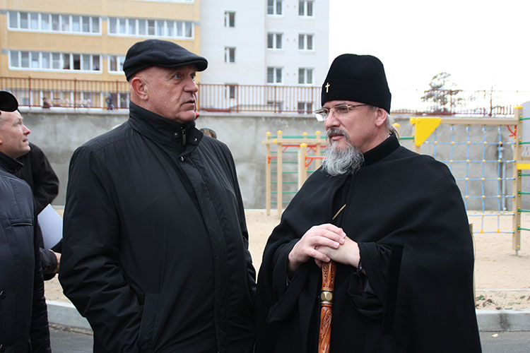 Обманутые дольщики получили ключи от квартир в новостройке от компании «РУС»