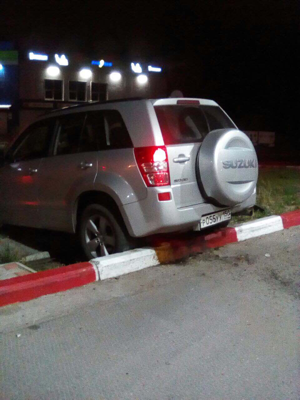 Водитель в Чите врезался в автозаправку и скрылся