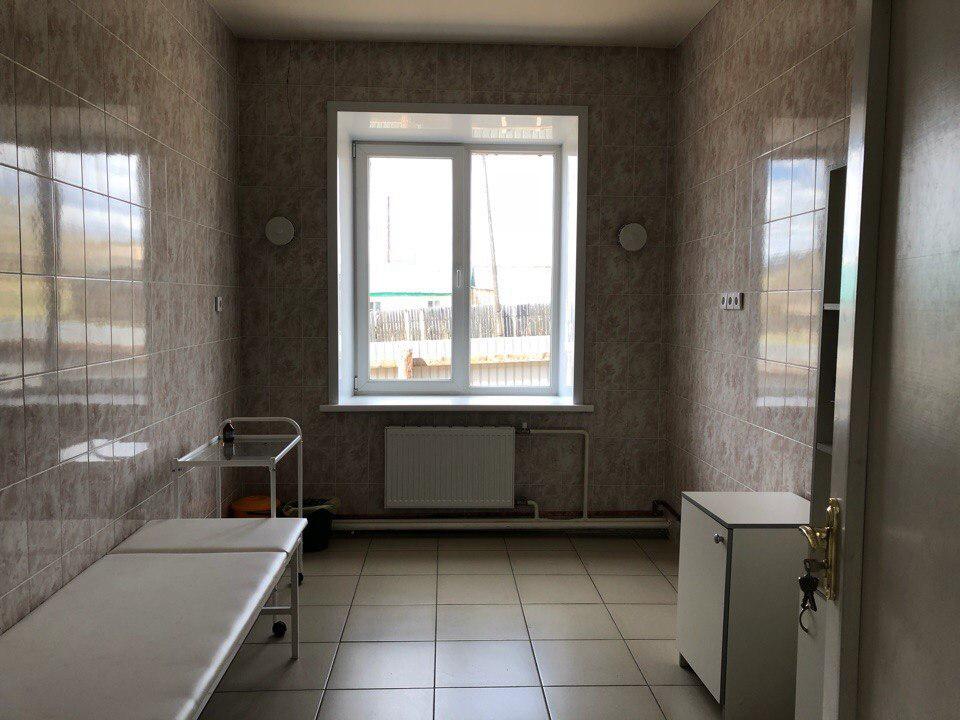 Судно, весло, старые УАЗы и туалет