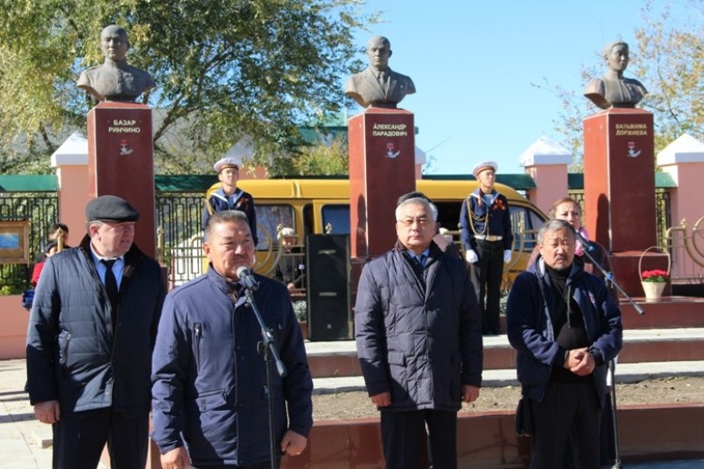 Памятники Кобзону и еще двум Героям открыли в Агинском