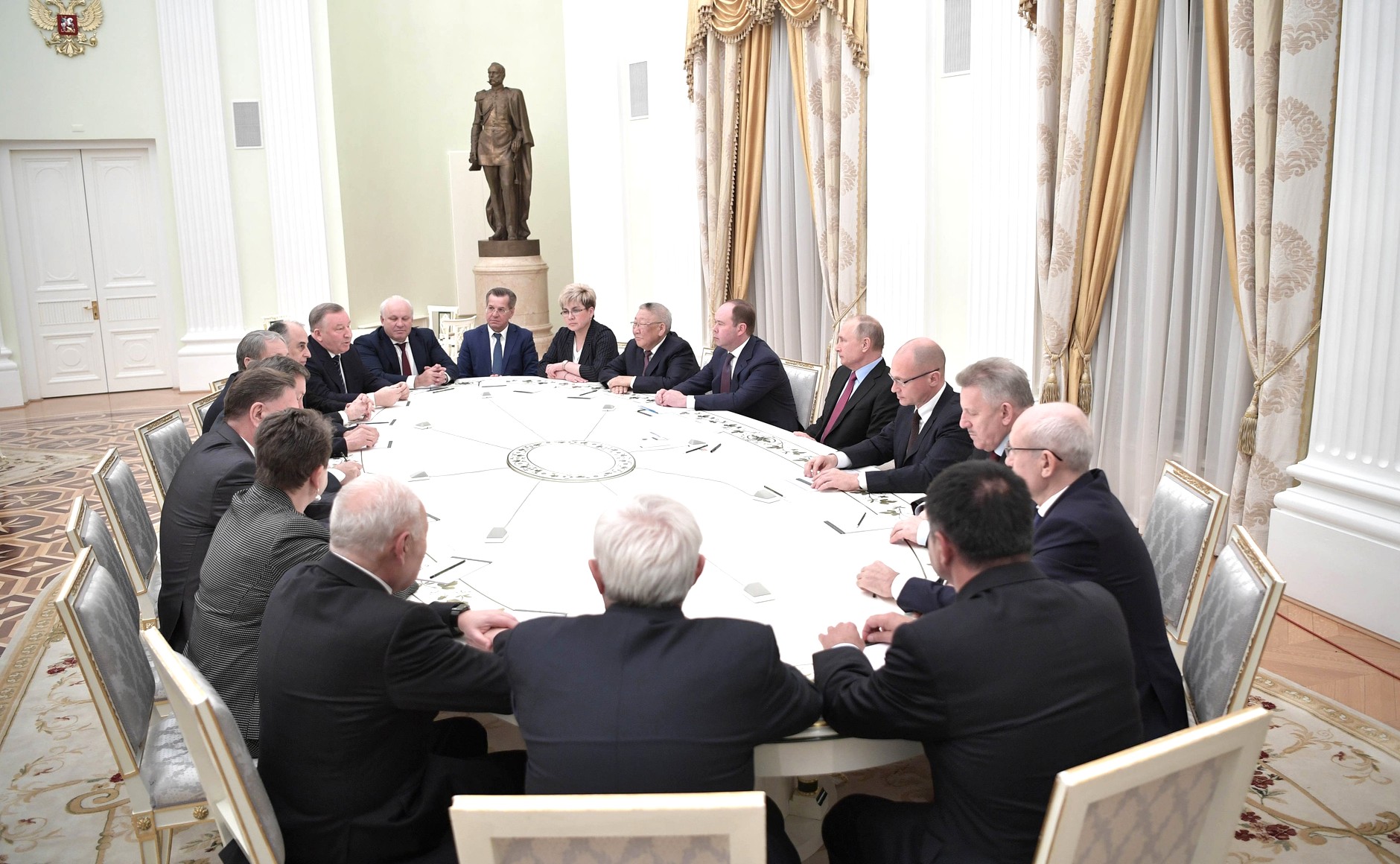 Переговоры геншин. Круглый стол в Кремле.
