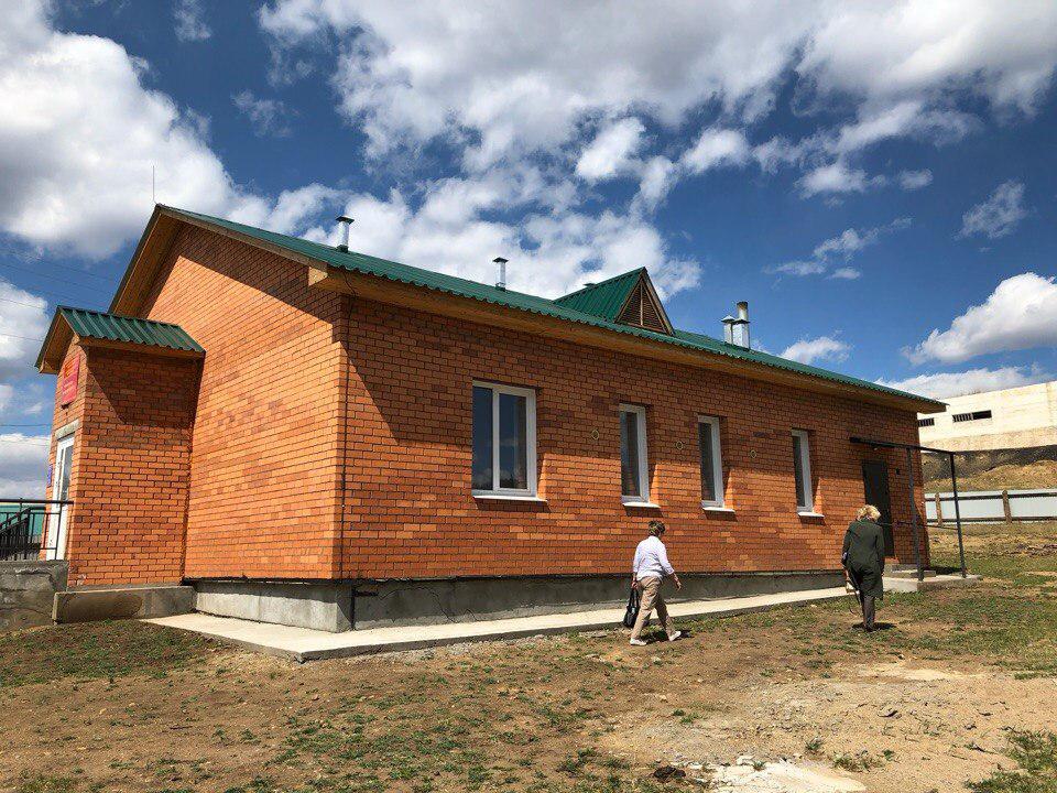 Судно, весло, старые УАЗы и туалет