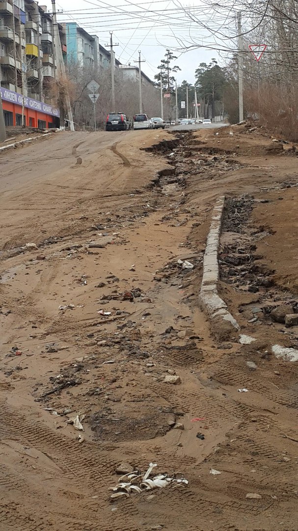 Дорогу размыло в районе перекрестка ул. Курнатовского-Нечаева в Чите