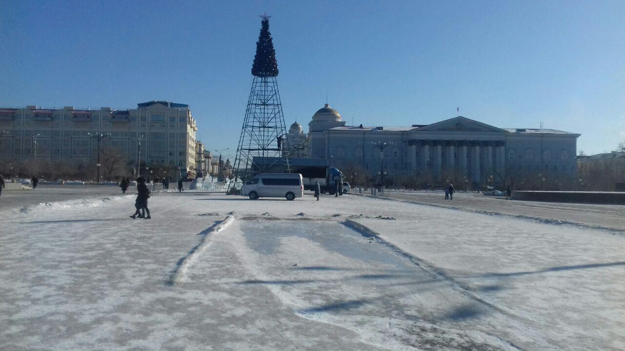 Ёлку и горки убирают с центральной площади Читы