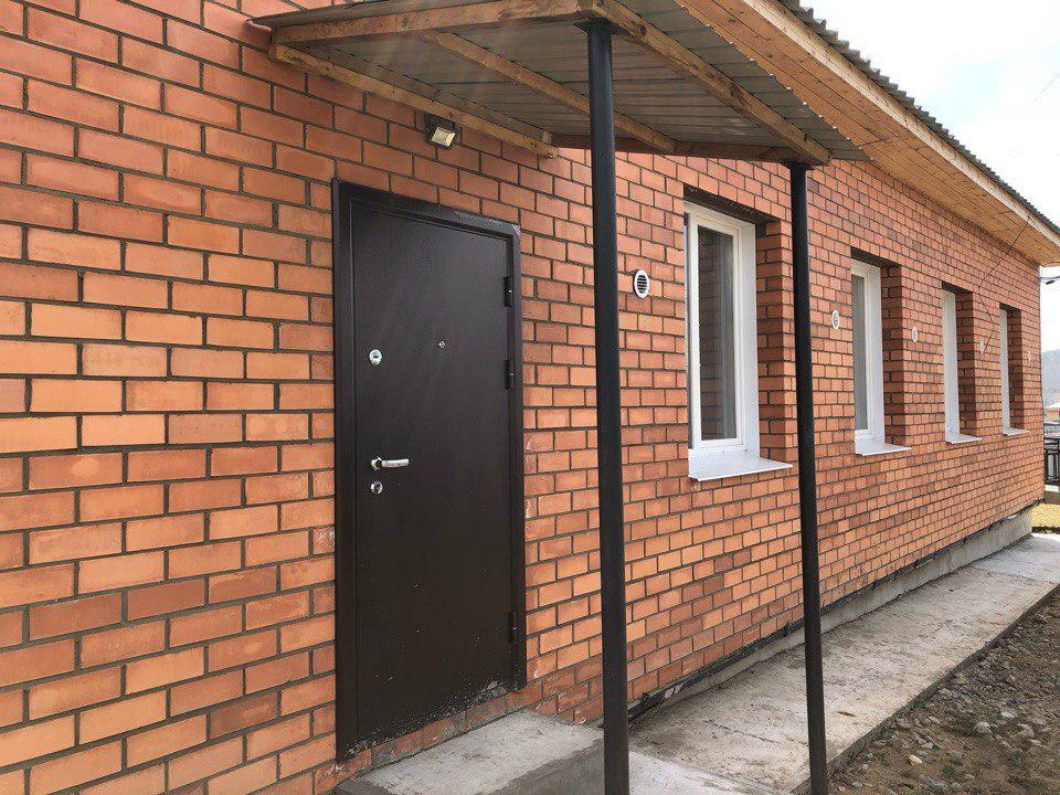 Судно, весло, старые УАЗы и туалет