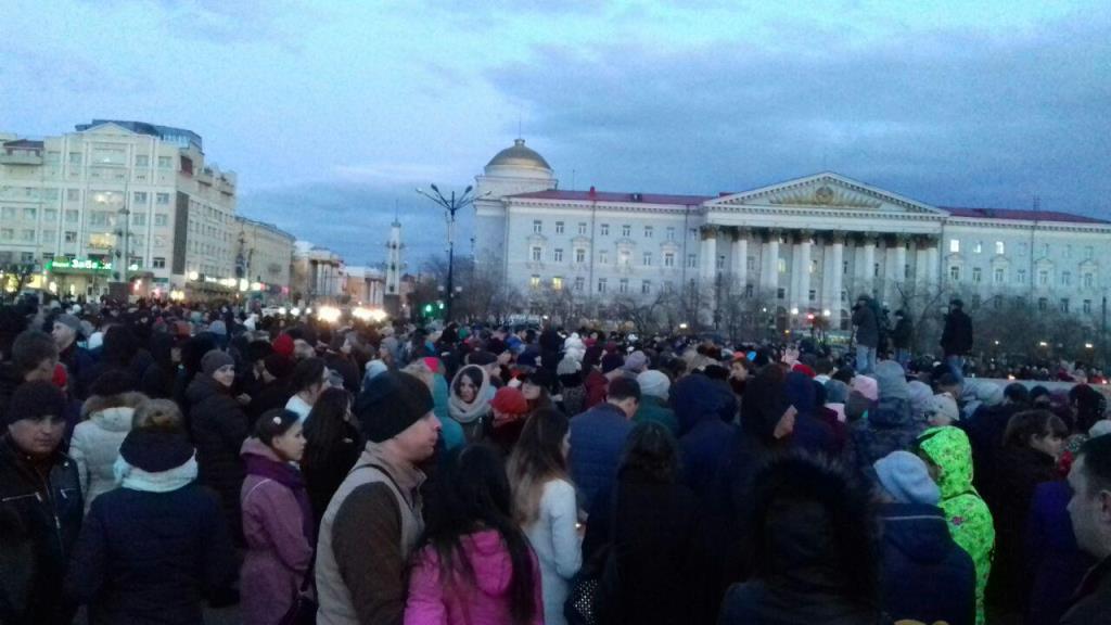 Сотни читинцев пришли на пл. Ленина почтить память жертв пожара в Кемерово