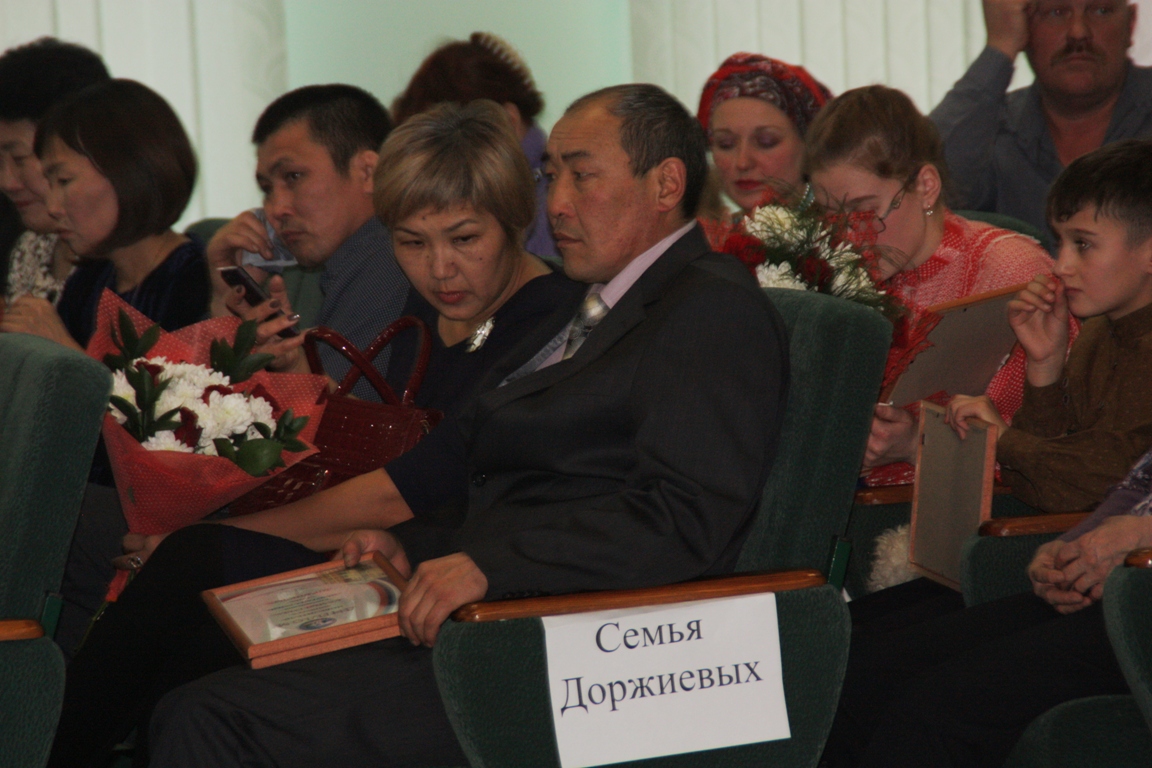 Лучшие семьи края получили по 100 тысяч рублей