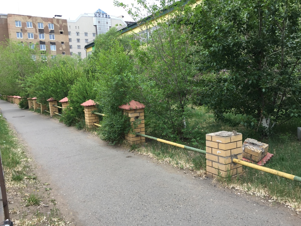 Вандалы разрушили ограду Сквера целинников в Чите