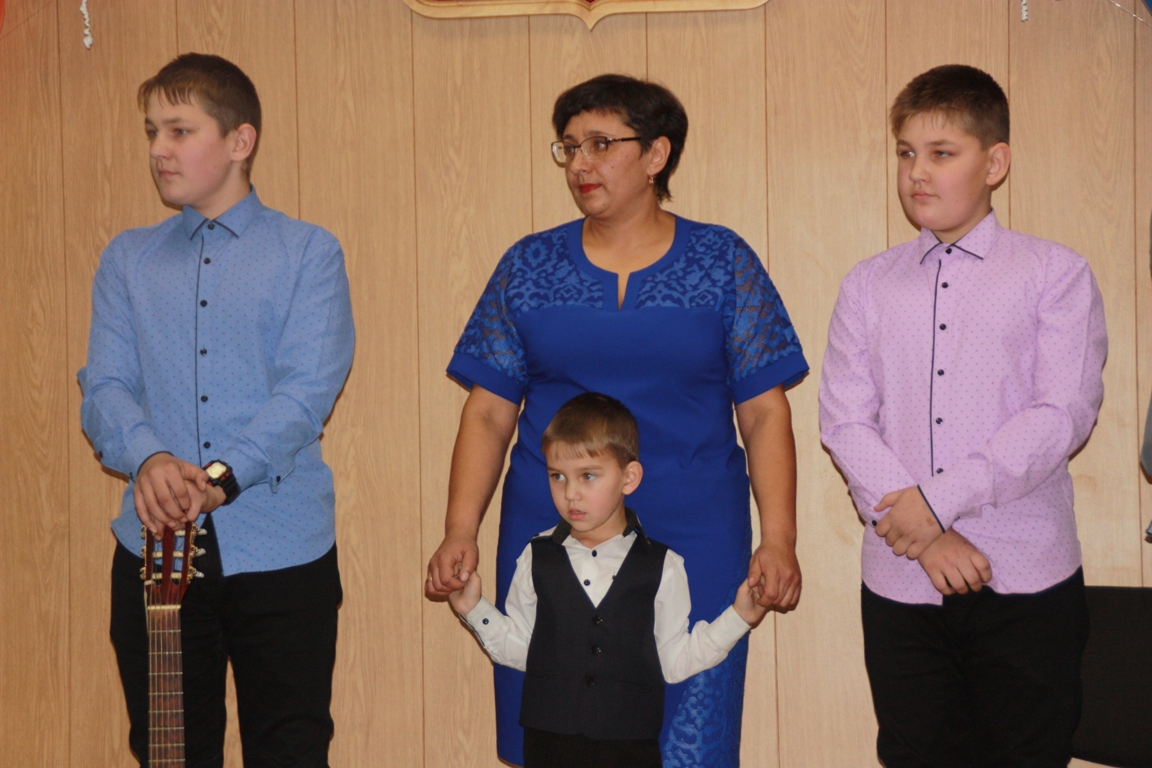 Лучшие семьи края получили по 100 тысяч рублей