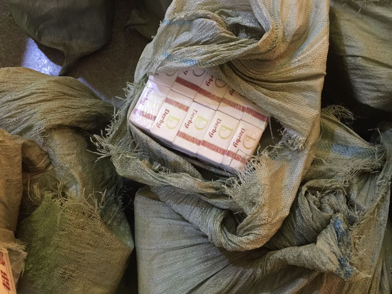 Китайца со 177 кг сигарет задержали на границе в Забайкалье