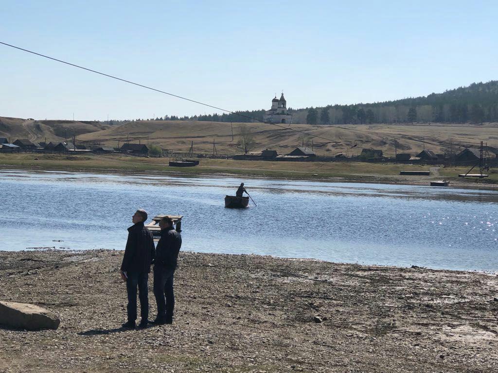 Судно, весло, старые УАЗы и туалет