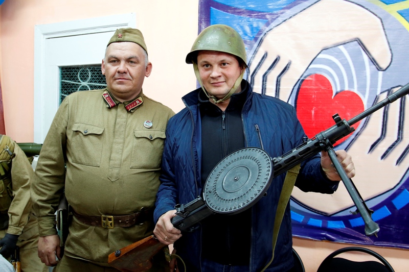 В Шерловой Горе при поддержке СУЭК прошла выставка «Оружие Победы»