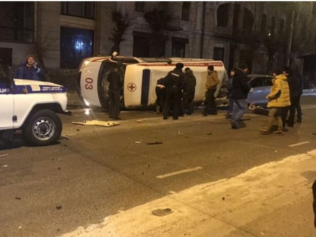 Две легковые машины в Чите столкнулись со скорой, которая везла пациента